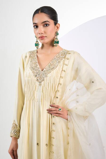 Buy_Neha Khullar_Ivory Silk, Organza, Chanderi Mirrors V-neck Hand Embroidered Kurta Set _Online_at_Aza_Fashions