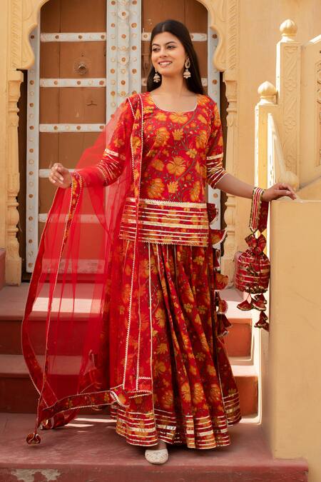 Pomcha Jaipur Red Cotton, Net Ruffles Round Neck Printed Kurta Set With Dupatta Online at Aza Fashions Pomcha Jaipur_Red Cotton, Net Ruffles Round Neck Printed Kurta Set With Dupatta _Online_at_Aza_Fashions