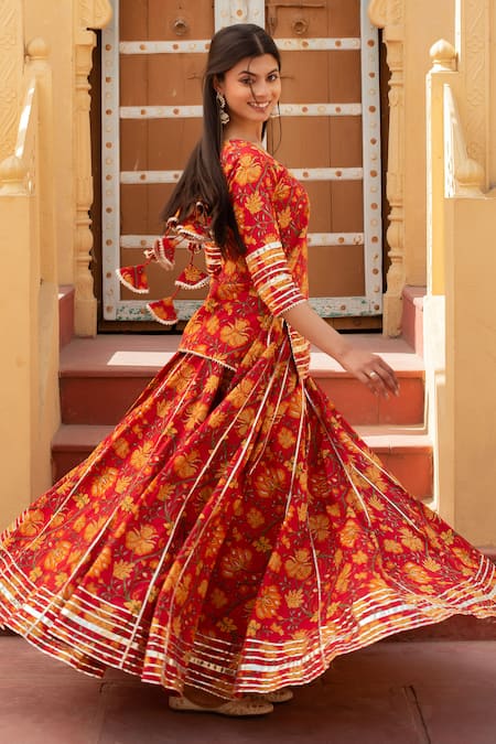 Pomcha Jaipur Red Cotton, Net Ruffles Round Neck Printed Kurta Set With Dupatta at Aza Fashions Pomcha Jaipur_Red Cotton, Net Ruffles Round Neck Printed Kurta Set With Dupatta _at_Aza_Fashions