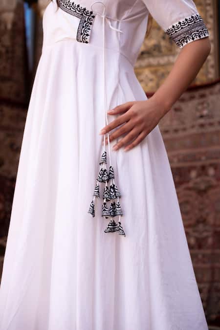 Buy_Pomcha Jaipur_White Cotton, Net Embroidery V-neck Anarkali Kurta Set _Online_at_Aza_Fashions