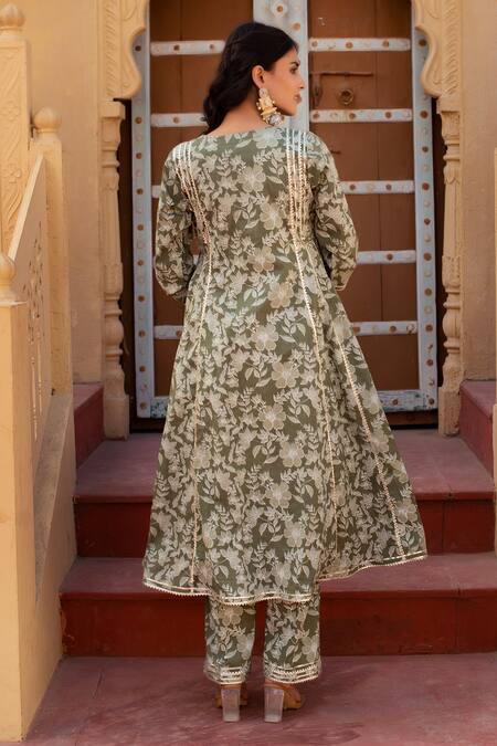 Pomcha Jaipur Green Cotton, Net Embroidery V-neck Floral Printed Anarkali Kurta Set Online at Aza Fashions Pomcha Jaipur_Green Cotton, Net Embroidery V-neck Floral Printed Anarkali Kurta Set _Online_at_Aza_Fashions