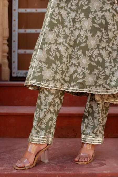 Shop Pomcha Jaipur Green Cotton, Net Embroidery V-neck Floral Printed Anarkali Kurta Set Shop_Pomcha Jaipur_Green Cotton, Net Embroidery V-neck Floral Printed Anarkali Kurta Set