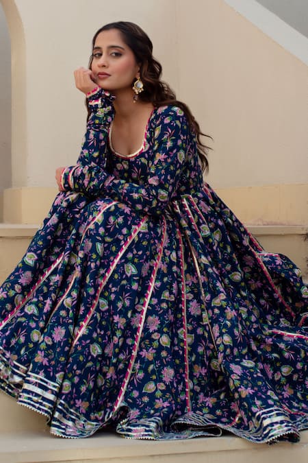 Pomcha Jaipur Blue Cotton, Net Square Neck Floral Print Anarkali Kurta Set at Aza Fashions Pomcha Jaipur_Blue Cotton, Net Square Neck Floral Print Anarkali Kurta Set _at_Aza_Fashions