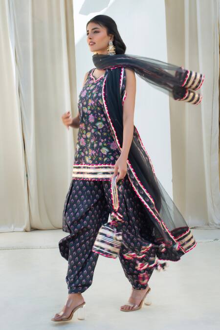 Buy_Pomcha Jaipur_Gray Cotton, Net Embroidery V-neck Printed Kurta Set With Dupatta _Online_at_Aza_Fashions