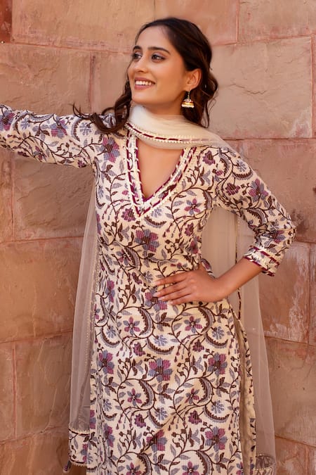 Pomcha Jaipur Off White Cotton, Net Embroidery V-neck Floral Printed Kurta Set at Aza Fashions Pomcha Jaipur_Off White Cotton, Net Embroidery V-neck Floral Printed Kurta Set _at_Aza_Fashions