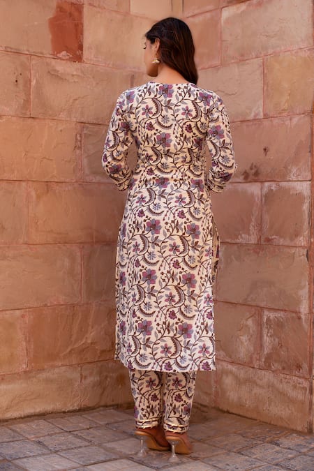 Pomcha Jaipur Off White Cotton, Net Embroidery V-neck Floral Printed Kurta Set Online at Aza Fashions Pomcha Jaipur_Off White Cotton, Net Embroidery V-neck Floral Printed Kurta Set _Online_at_Aza_Fashions