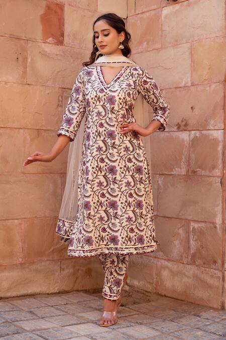 Shop Pomcha Jaipur Off White Cotton, Net Embroidery V-neck Floral Printed Kurta Set Shop_Pomcha Jaipur_Off White Cotton, Net Embroidery V-neck Floral Printed Kurta Set