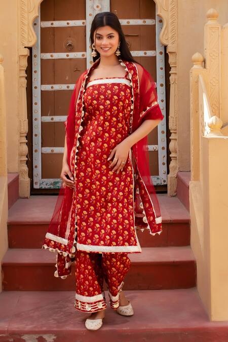 Shop Pomcha Jaipur Red Cotton, Net Embroidery Square Neck Printed Kurta Set With Dupatta Online at Aza Fashions Shop_Pomcha Jaipur_Red Cotton, Net Embroidery Square Neck Printed Kurta Set With Dupatta _Online_at_Aza_Fashions
