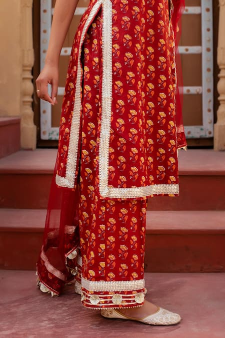Shop Pomcha Jaipur Red Cotton, Net Embroidery Square Neck Printed Kurta Set With Dupatta Shop_Pomcha Jaipur_Red Cotton, Net Embroidery Square Neck Printed Kurta Set With Dupatta