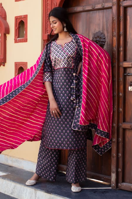 Shop Pomcha Jaipur Gray Cotton Tassels V-neck Printed Kurta Set Online at Aza Fashions Shop_Pomcha Jaipur_Gray Cotton Tassels V-neck Printed Kurta Set _Online_at_Aza_Fashions