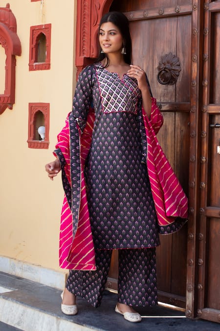 Pomcha Jaipur Gray Cotton Tassels V-neck Printed Kurta Set at Aza Fashions Pomcha Jaipur_Gray Cotton Tassels V-neck Printed Kurta Set _at_Aza_Fashions