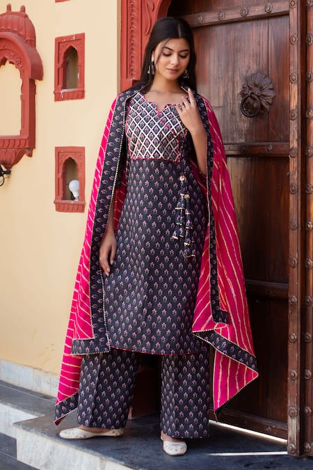 Shop Pomcha Jaipur Gray Cotton Tassels V-neck Printed Kurta Set Shop_Pomcha Jaipur_Gray Cotton Tassels V-neck Printed Kurta Set