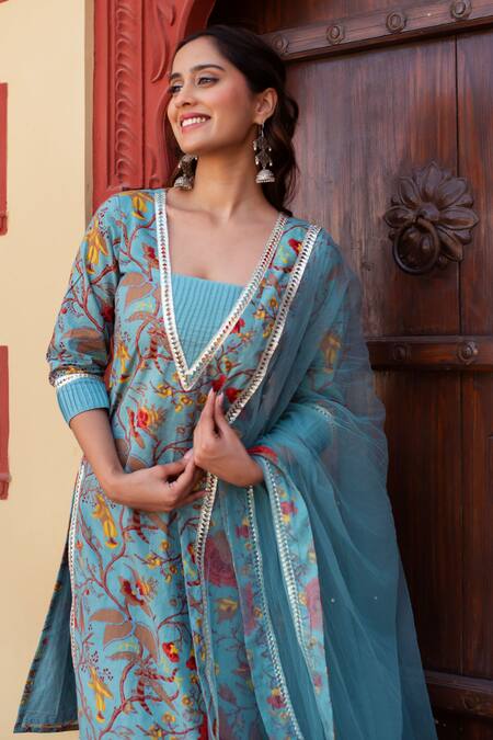 Pomcha Jaipur Blue Cotton, Net Embroidery V-neck Floral Printed Kurta Set at Aza Fashions Pomcha Jaipur_Blue Cotton, Net Embroidery V-neck Floral Printed Kurta Set _at_Aza_Fashions