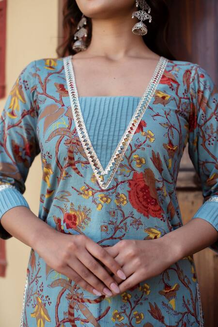 Shop Pomcha Jaipur Blue Cotton, Net Embroidery V-neck Floral Printed Kurta Set Shop_Pomcha Jaipur_Blue Cotton, Net Embroidery V-neck Floral Printed Kurta Set