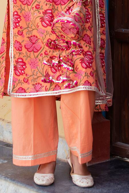 Buy Pomcha Jaipur Peach Cotton, Net Embroidery V-neck Floral Printed Kurta Set Online at Aza Fashions Buy_Pomcha Jaipur_Peach Cotton, Net Embroidery V-neck Floral Printed Kurta Set _Online_at_Aza_Fashions
