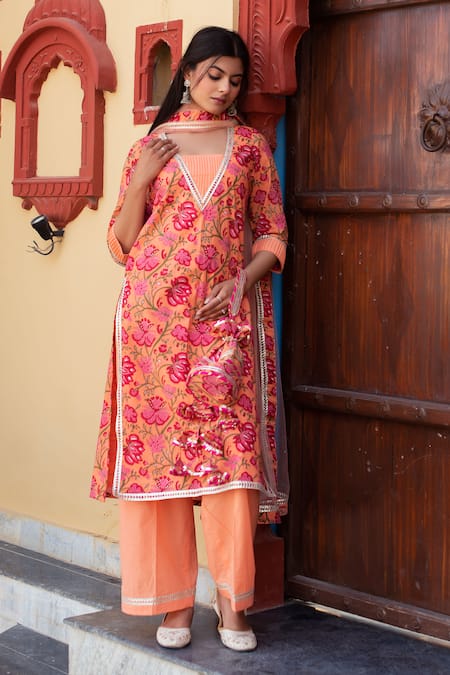 Pomcha Jaipur Peach Cotton, Net Embroidery V-neck Floral Printed Kurta Set at Aza Fashions Pomcha Jaipur_Peach Cotton, Net Embroidery V-neck Floral Printed Kurta Set _at_Aza_Fashions