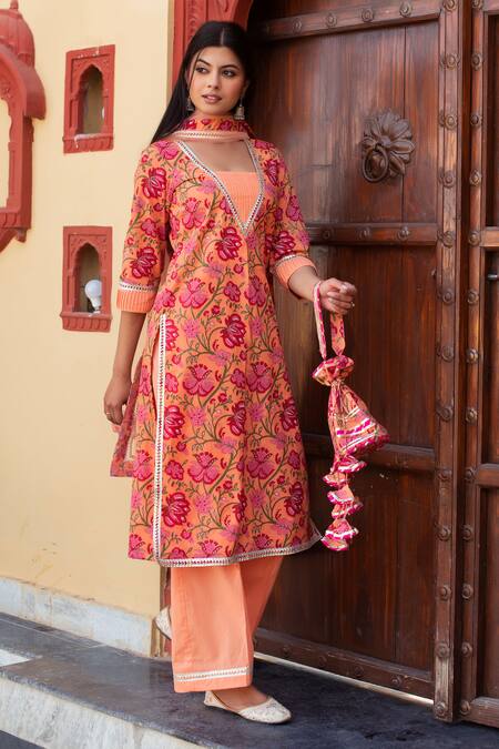 Shop Pomcha Jaipur Peach Cotton, Net Embroidery V-neck Floral Printed Kurta Set Shop_Pomcha Jaipur_Peach Cotton, Net Embroidery V-neck Floral Printed Kurta Set