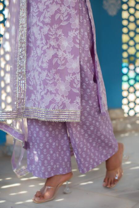 Shop Pomcha Jaipur Lilac Cotton, Net Embroidery, Sequins Round Neck Printed Kurta Set With Dupatta Online at Aza Fashions Shop_Pomcha Jaipur_Lilac Cotton, Net Embroidery, Sequins Round Neck Printed Kurta Set With Dupatta _Online_at_Aza_Fashions