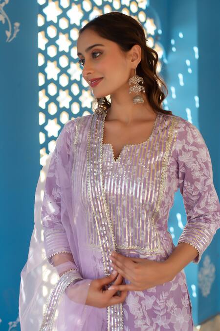 Pomcha Jaipur Lilac Cotton, Net Embroidery, Sequins Round Neck Printed Kurta Set With Dupatta at Aza Fashions Pomcha Jaipur_Lilac Cotton, Net Embroidery, Sequins Round Neck Printed Kurta Set With Dupatta _at_Aza_Fashions