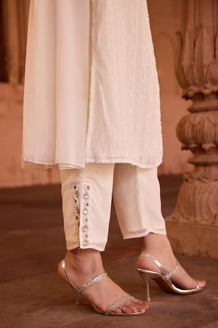 SAANJH BY LEA_White Chiffon Embroidery Sweetheart Neck Straight Kurta Set With Dupatta _Online_at_Aza_Fashions