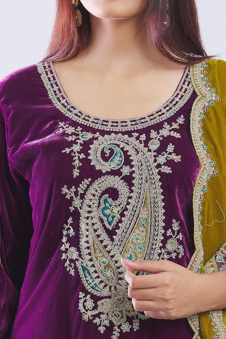 Buy_Samyukta Singhania_Purple Velvet Embroidery Round Neck Heavy Kurta Set With Dupatta 
