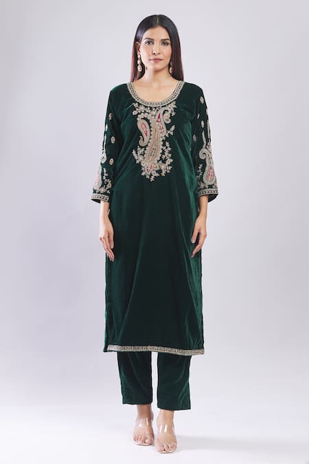 Buy_Samyukta Singhania_Green Velvet Sequins, Embroidery Round Neck Heavy Kurta Set With Dupatta _Online_at_Aza_Fashions