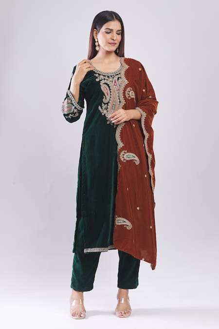 Samyukta Singhania_Green Velvet Sequins, Embroidery Round Neck Heavy Kurta Set With Dupatta _at_Aza_Fashions
