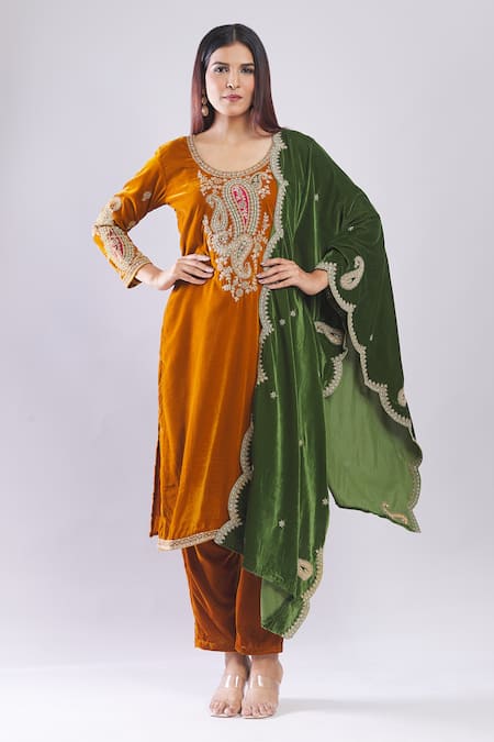 Samyukta Singhania_Mustard Velvet Embroidery Round Neck Heavy Kurta Set With Dupatta _Online_at_Aza_Fashions