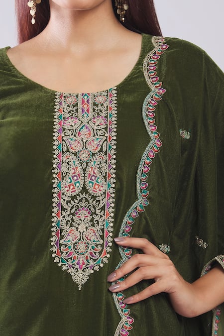 Buy_Samyukta Singhania_Green Velvet Embroidery Round Neck Heavy Kurta Set With Dupatta _Online_at_Aza_Fashions