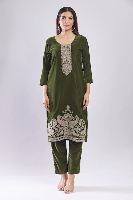 Samyukta Singhania_Green Velvet Embroidery Round Neck Heavy Kurta Set With Dupatta _at_Aza_Fashions