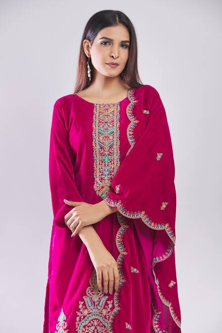 Buy_Samyukta Singhania_Pink Velvet Embroidery Round Neck Heavy Kurta And Dupatta Set _Online_at_Aza_Fashions