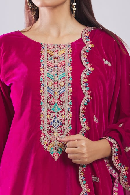 Buy_Samyukta Singhania_Pink Velvet Embroidery Round Neck Heavy Kurta And Dupatta Set 