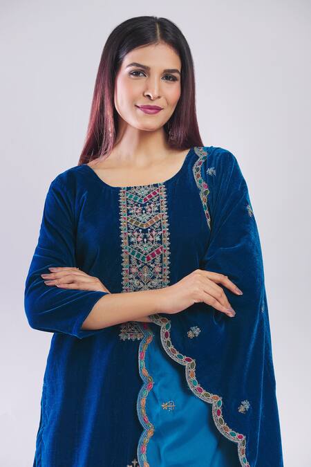 Buy_Samyukta Singhania_Blue Velvet Embroidery Round Neck Heavy Kurta Set _Online_at_Aza_Fashions