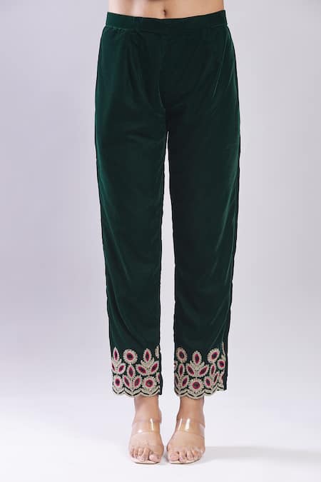 Samyukta Singhania_Green Velvet Embroidery Round Neck Heavy Kurta Set With Dupatta _Online_at_Aza_Fashions