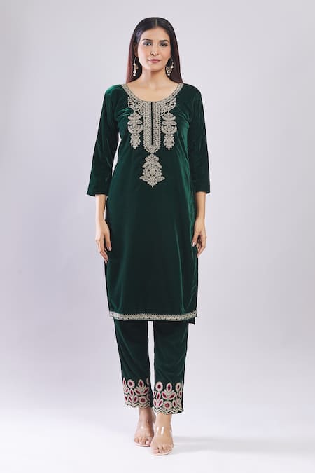Buy_Samyukta Singhania_Green Velvet Embroidery Round Neck Heavy Kurta Set With Dupatta _Online_at_Aza_Fashions