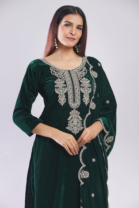 Shop_Samyukta Singhania_Green Velvet Embroidery Round Neck Heavy Kurta Set With Dupatta _Online_at_Aza_Fashions