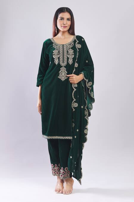 Samyukta Singhania_Green Velvet Embroidery Round Neck Heavy Kurta Set With Dupatta _at_Aza_Fashions