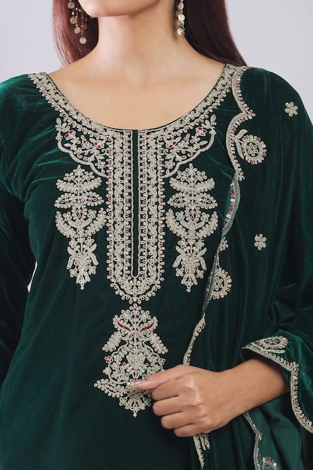Buy_Samyukta Singhania_Green Velvet Embroidery Round Neck Heavy Kurta Set With Dupatta 