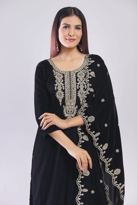 Samyukta Singhania_Black Velvet Embroidery Round Neck Kurta Set With Dupatta _Online_at_Aza_Fashions