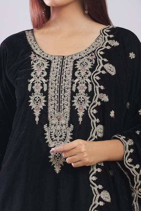 Samyukta Singhania_Black Velvet Embroidery Round Neck Kurta Set With Dupatta _at_Aza_Fashions