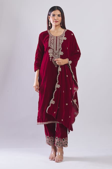 Samyukta Singhania_Maroon Velvet Embroidery Round Neck Kurta Set With Dupatta _Online_at_Aza_Fashions