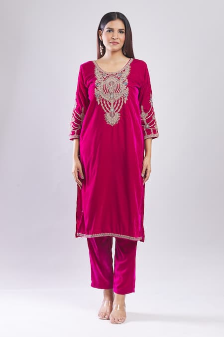 Samyukta Singhania_Magenta Velvet Embroidery Round Neck Kurta Set With Dupatta _Online_at_Aza_Fashions