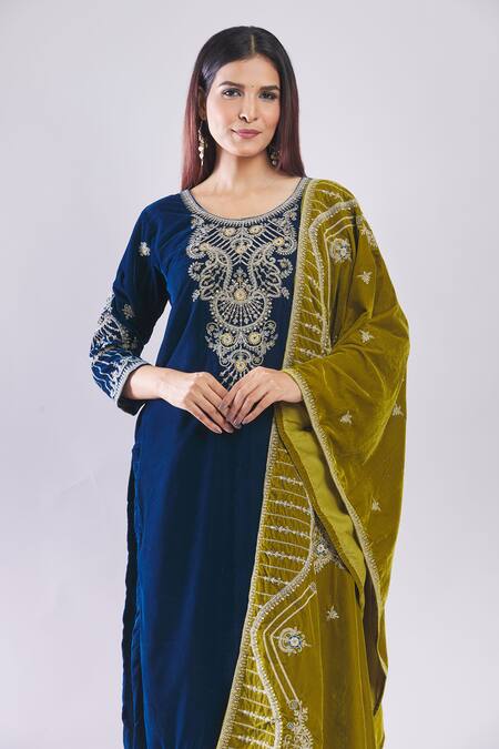 Samyukta Singhania_Teal Velvet Embroidery Round Neck Kurta Set With Dupatta _Online_at_Aza_Fashions