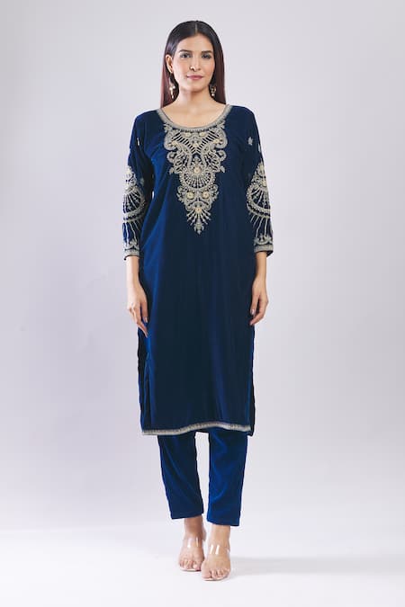 Samyukta Singhania_Teal Velvet Embroidery Round Neck Kurta Set With Dupatta _at_Aza_Fashions