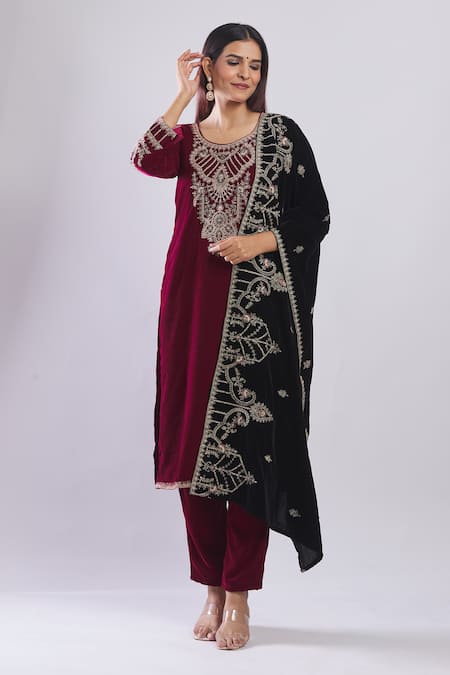 Samyukta Singhania_Maroon Velvet Embroidery Round Neck Kurta Set With Dupatta _Online_at_Aza_Fashions