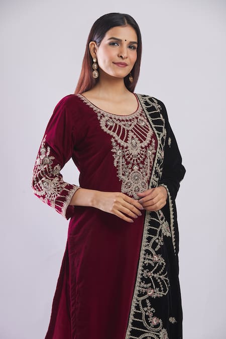 Samyukta Singhania_Maroon Velvet Embroidery Round Neck Kurta Set With Dupatta _at_Aza_Fashions