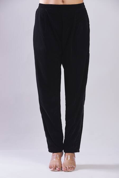 Samyukta Singhania_Black Velvet Embroidery Round Neck Kashida Kurta Set With Dupatta _Online_at_Aza_Fashions