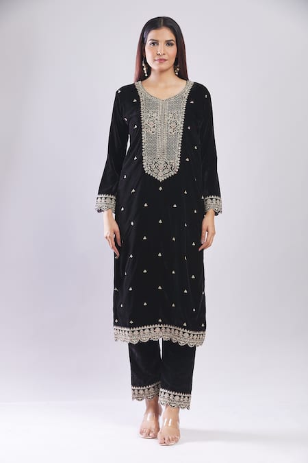 Samyukta Singhania Black Velvet Embroidery V-neck Kurta Set With Dupatta Online at Aza Fashions Samyukta Singhania_Black Velvet Embroidery V-neck Kurta Set With Dupatta _Online_at_Aza_Fashions