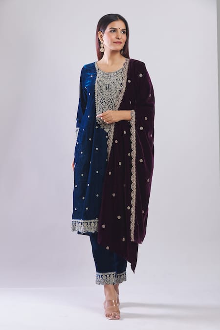 Buy_Samyukta Singhania_Teal Velvet Embroidery Round Neck Heavy Kurta Set _Online_at_Aza_Fashions