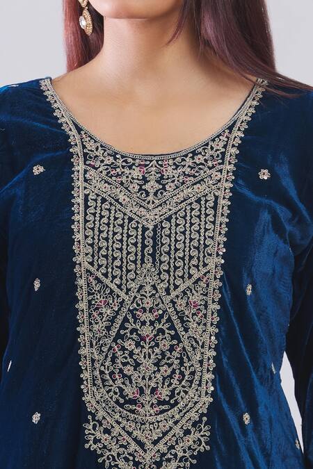 Samyukta Singhania_Teal Velvet Embroidery Round Neck Heavy Kurta Set _at_Aza_Fashions